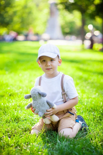 Malý chlapec si hraje na trávě — Stock fotografie