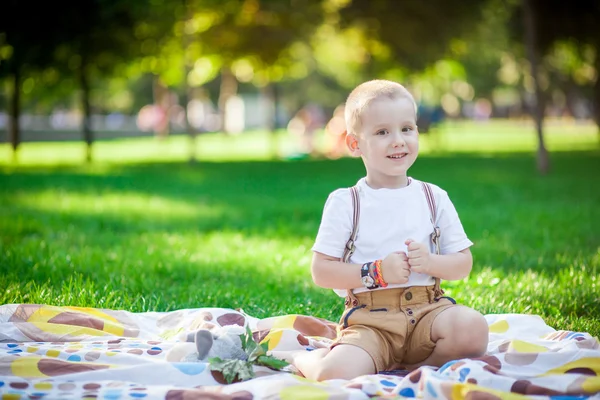 Jongen met speelgoed in het park — Stockfoto