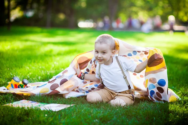 Jongen met speelgoed in het park — Stockfoto