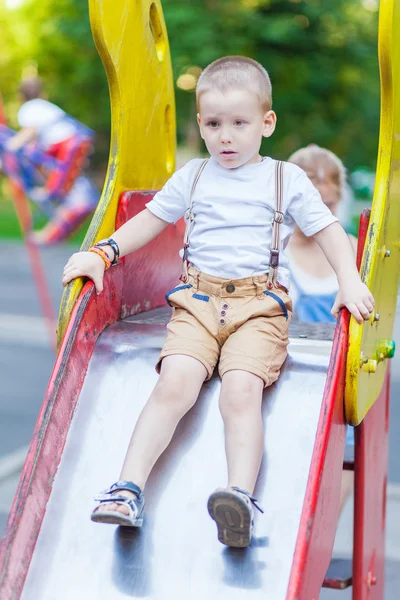 Niño en el patio de recreo — Foto de Stock