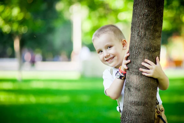 Jongen spelen in een park — Stockfoto