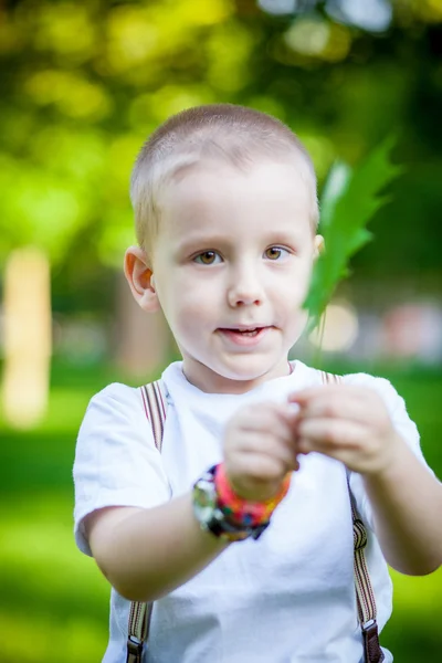 Chlapec hrát na trávě — Stock fotografie