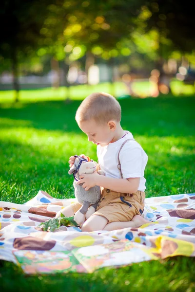 Jongen spelen op het gras — Stockfoto