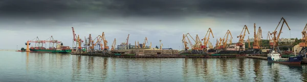 Laden van schepen in de haven — Stockfoto
