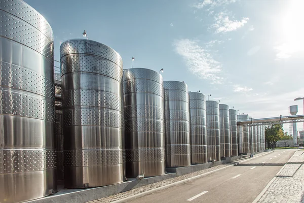 Wijn werf wijnproductie in een moderne producent — Stockfoto