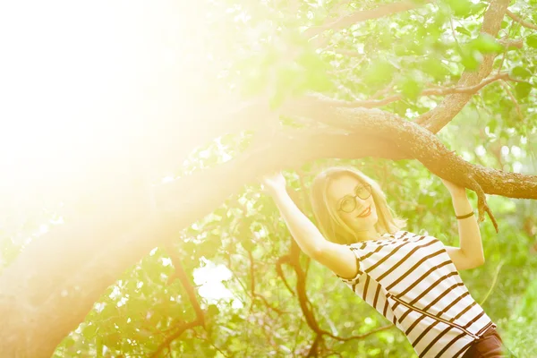 Chica en el parque la luz del sol —  Fotos de Stock