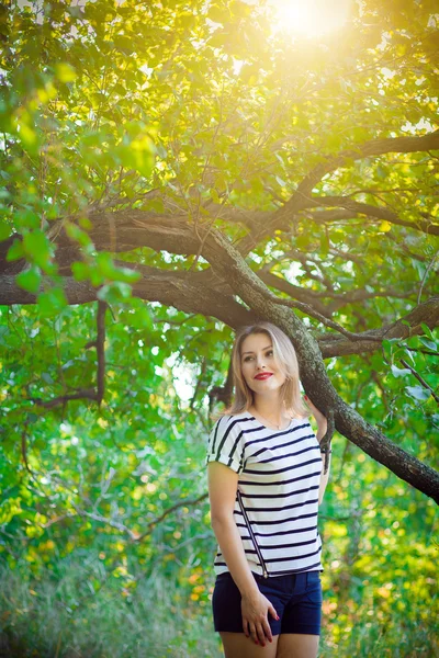 Dziewczyna w parku światło słoneczne — Zdjęcie stockowe