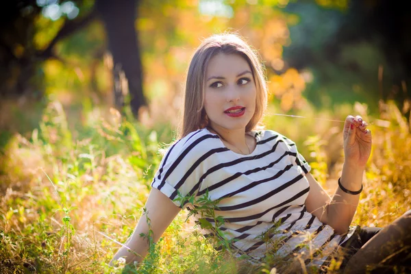 Femme assise sur l'herbe jaune — Photo