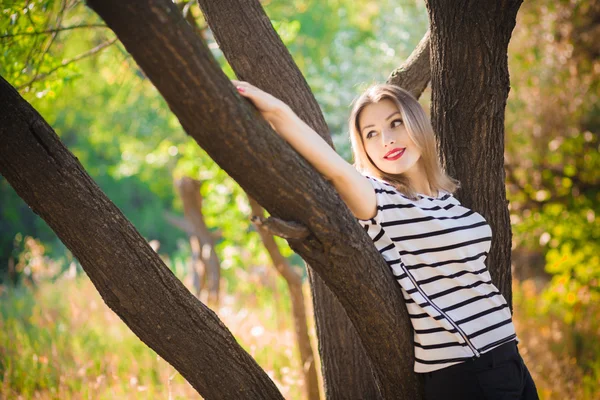 Chica sexy en el parque — Foto de Stock