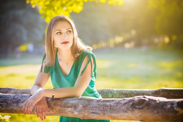 Retrato sexy mulher no vestido verde — Fotografia de Stock