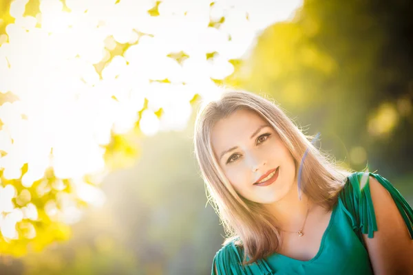 Retrato sexy mujer en vestido verde —  Fotos de Stock