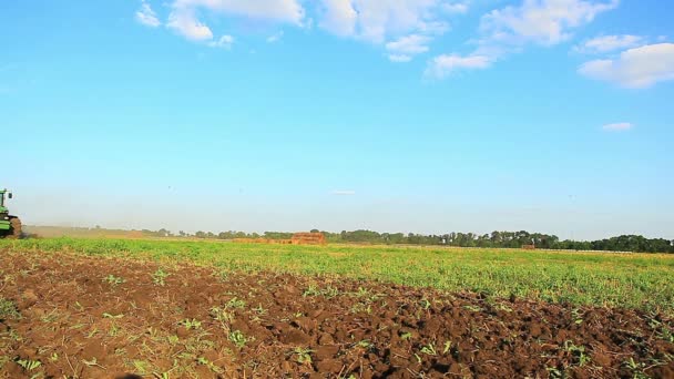 Voorbereiding van veld trekker — Stockvideo