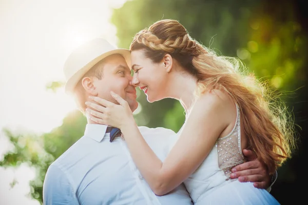 Bride and groom having fun — Stock Photo, Image