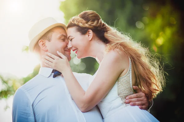 Neobvyklé ženich a nevěsta — Stock fotografie