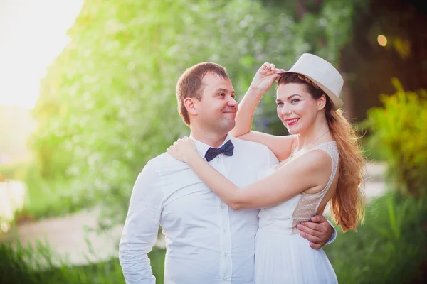 Neobvyklé ženich a nevěsta — Stock fotografie