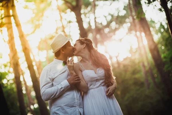 Sposa e sposo divertirsi — Foto Stock