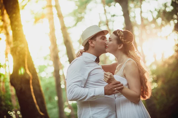 El novio de novia abraza suavemente —  Fotos de Stock