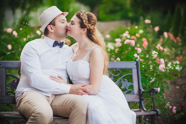 Nevěsta a ženich s fun — Stock fotografie