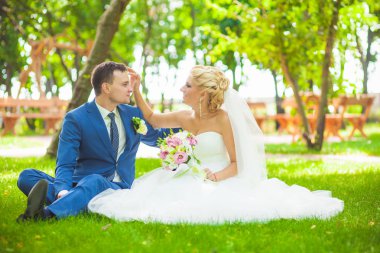 Parkta genç ve güzel bir çift.