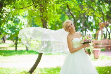 Rüzgarda gelin peçe