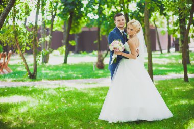 Parkta genç ve güzel bir çift.