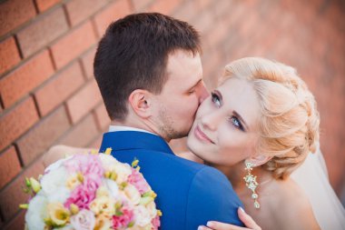 Parkta genç ve güzel bir çift.