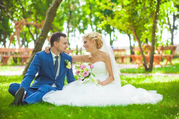 Matrimonio nel parco — Foto Stock