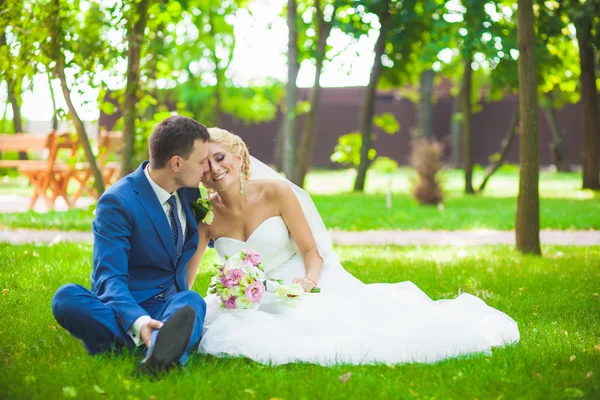 Jovem casamento bonito — Fotografia de Stock