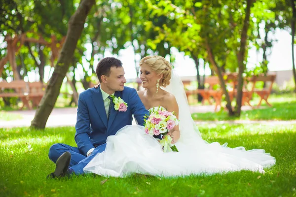 Bruden och brudgummen en promenad — Stockfoto