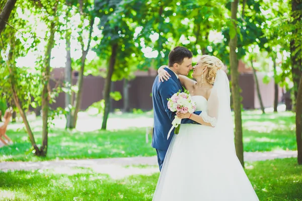 Bruiloft in het park — Stockfoto