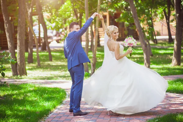 Крутящаяся невеста — стоковое фото