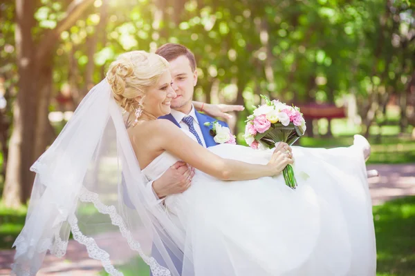 Jovem casamento bonito — Fotografia de Stock