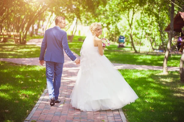 Sposa guarda indietro — Foto Stock