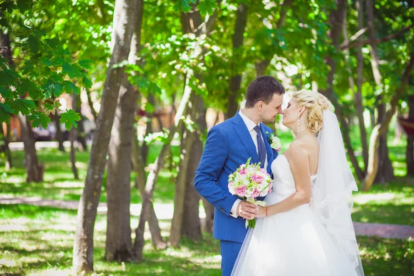 Bröllop par i parken — Stockfoto