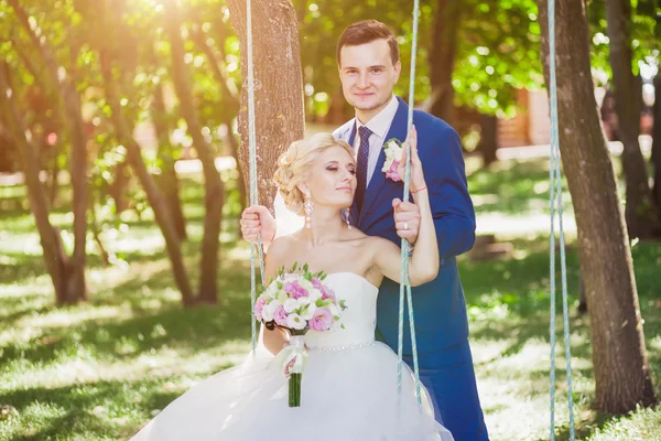 Suave abrazo novia y novio — Foto de Stock