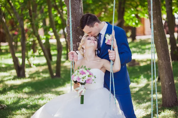 Jeune beau couple de mariage dans le parc — Photo