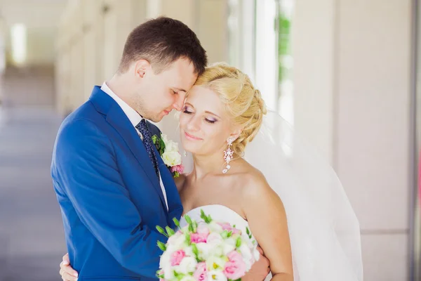 Young beautiful wedding couple in the park — Stock Photo, Image