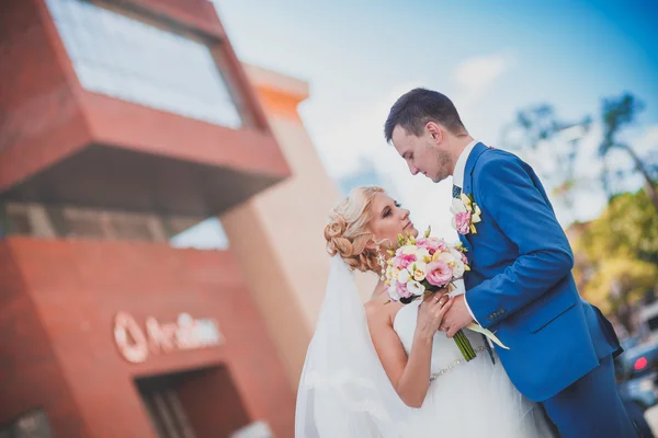 Jovem casal lindo casamento no parque — Fotografia de Stock