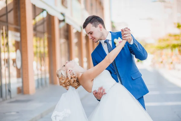 Sexy Braut und Bräutigam — Stockfoto