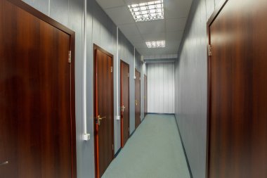 koridor, office kapılar