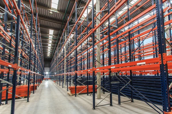 Empty warehouse racks — Stock Photo, Image