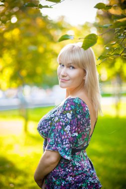 gülümseyen kadın parkta