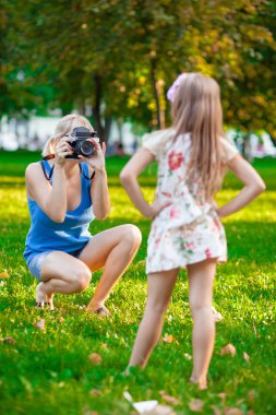 Annesi kızının fotoğrafını