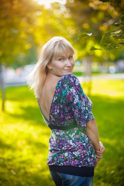 Retrato de la mujer en el parque — Foto de Stock