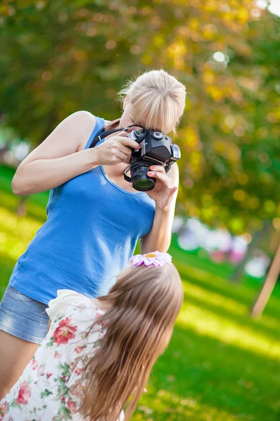 Woman photographs — Stock Photo, Image