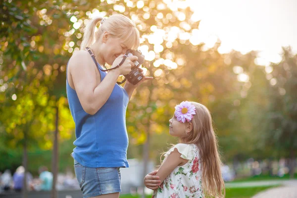 Woman photographs — Stock Photo, Image