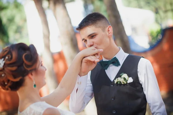 Bride and groom hands bouquet — Stock Photo, Image