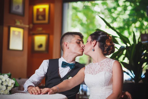 Young bride and groom Restaurant — Stock Photo, Image