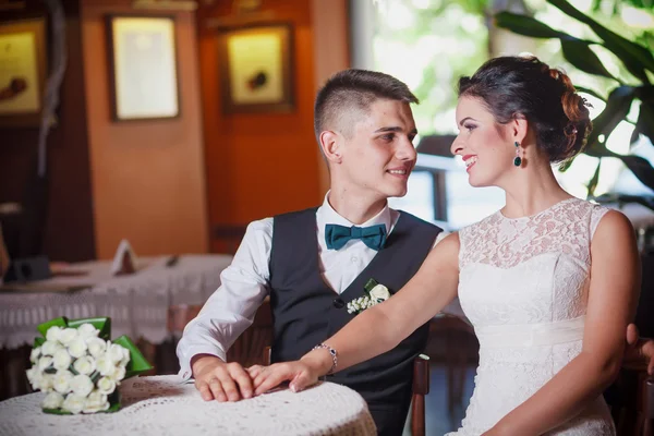 Sentimentos beijo de casamento — Fotografia de Stock