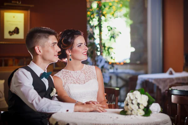 Joven novia y novio — Foto de Stock